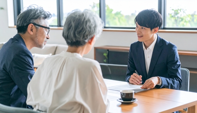 打合せをしているご夫婦と営業マン